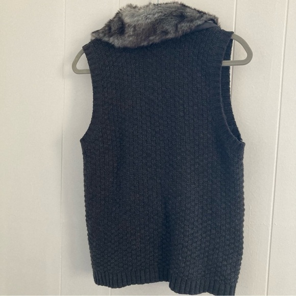 Chicos Gray  knit faux fur collar sweater vest  size 1 ( Med ) - Picture 4 of 6